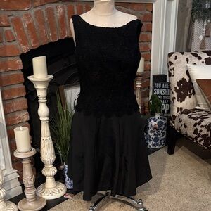 Chic Black Lace Sleeveless Dress